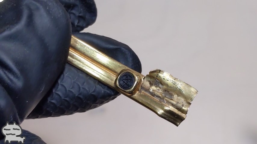 中空構造のバングルを開いて中に異物がないかを確認