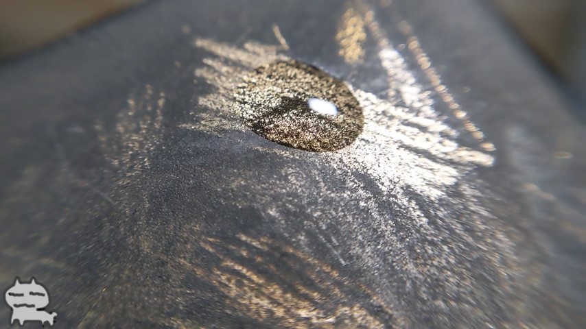 試金石のスクラップ削り跡にテスターを塗布した様子。これは金の可能性が非常に高い