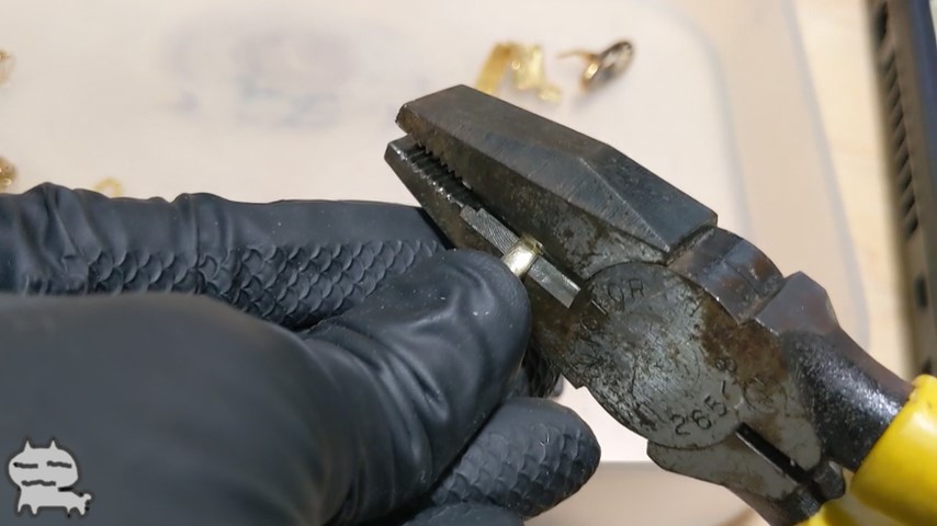 ペンチで切断する破壊検査