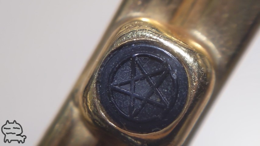 バングルについていた、帝都大戦みたいな五芒星の黒いパーツ