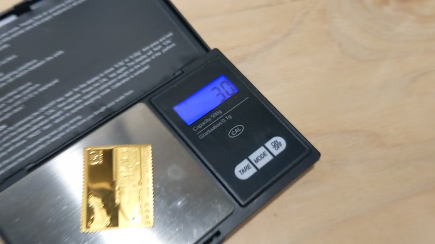 0.1gから計量できるスケール、金色の切手は3.0gだった