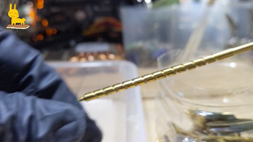 電子機器を分解して取り出した真鍮の棒。