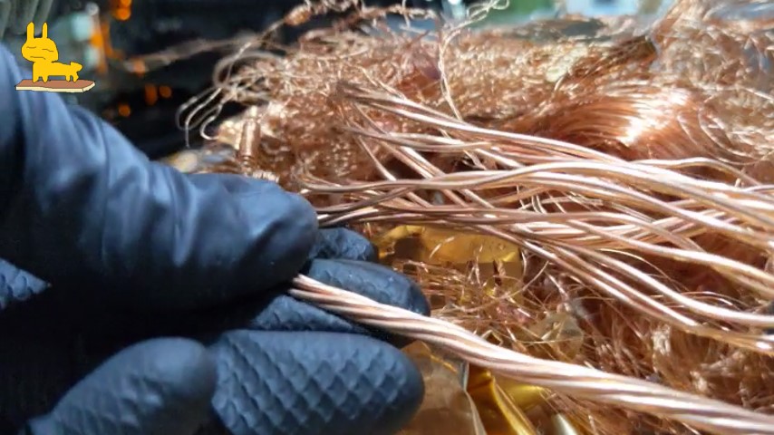 電線の皮をむいたもの。ぴかぴかの銅