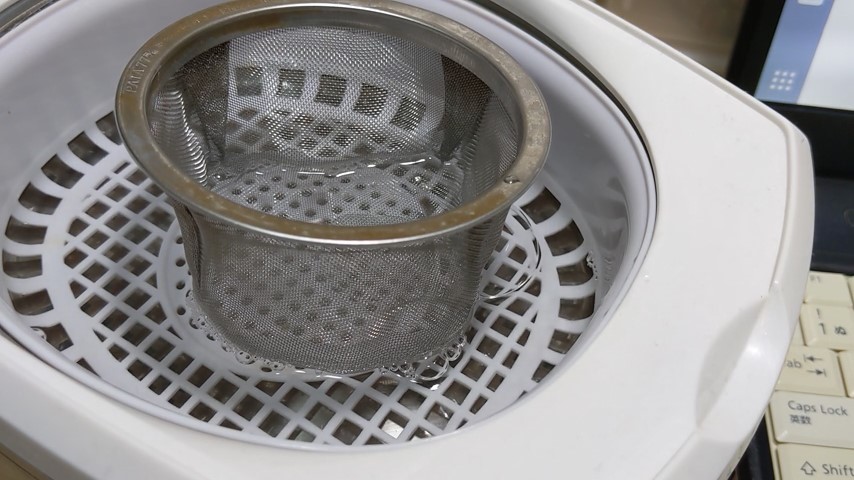 超音波洗浄機で茶こしにダイヤを入れて洗浄中