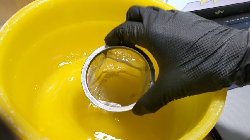 桶でダイヤを濯ぐ作業