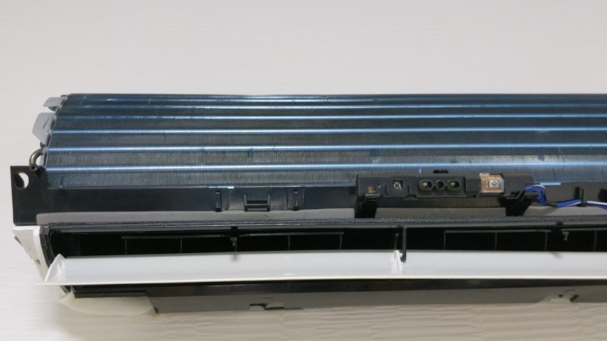 外装を外した家庭用エアコンの室内機。冷却フィンや内部構造が露出している状態。