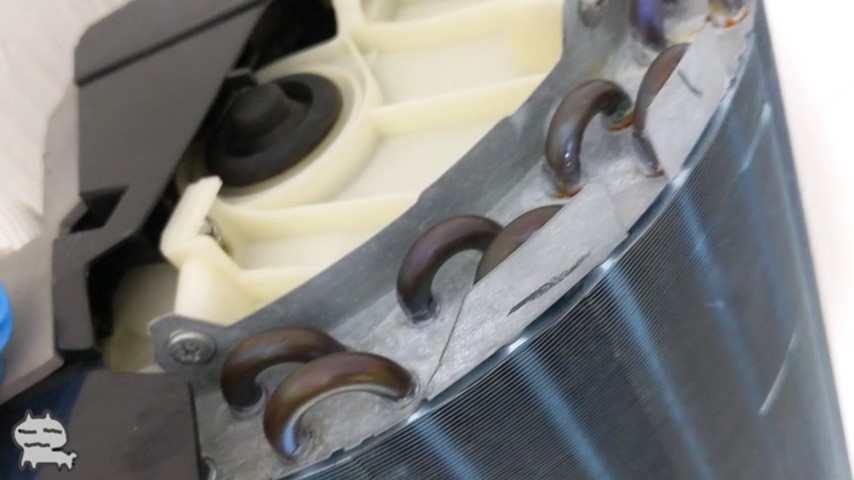 外装を外した家庭用エアコンの室内機。熱交換器が露出している状態。