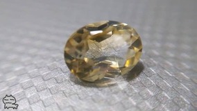 ジャンク山で見つけたシトリンの画像。クリックするとシトリンの比重や顕微鏡観察などの検証データページに移動します。
