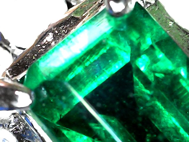 緑色の宝石の画像