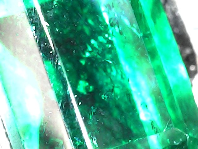 緑色の宝石の内包物